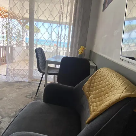 Apartment Mackenzie By The Sea *