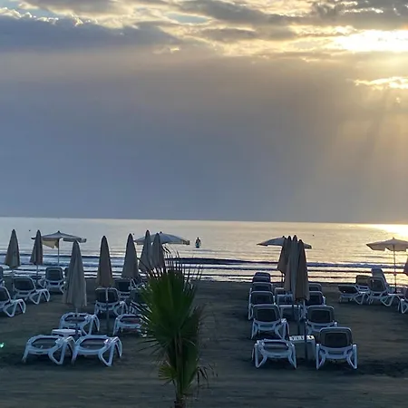 Mackenzie By The Sea Апартаменты *